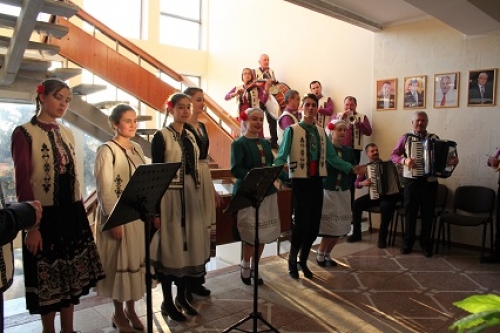 Ансамбль песни и танца «Кадынжа» совместно с Центром Детского Творчества Администрации Чадыр Лунгского района приняли участие в поздравительных колядках.